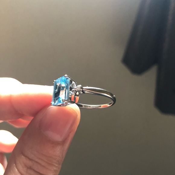 14 k Genuine blue topaz & diamond ring - Picture 5 of 5